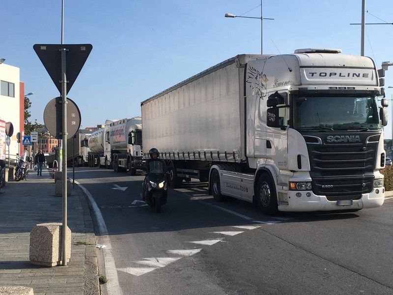 Camion liberi di circolare la domenica e i festivi, la richiesta di Confcommercio