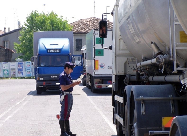 Controlli su camion e autobus: al via la campagna di Polizia ''Truck & Bus''
