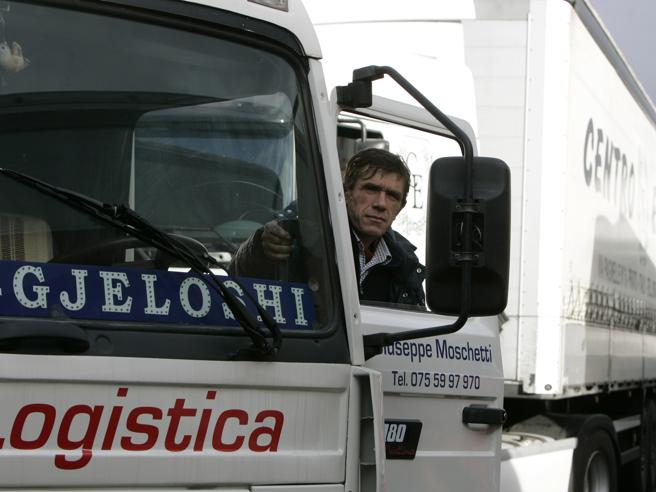 La vita (difficile) del camionista, i giovani fuggono dalla guida