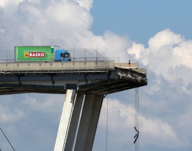 Ponte Morandi Genova, il camion «miracolato» in vendita a Bergamo