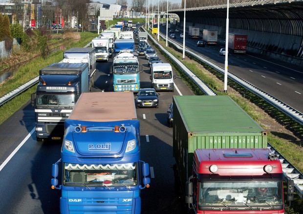 Accordo Ue, camion e auto più sicuri dal 2022