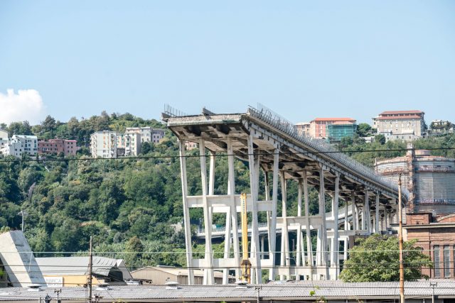 Ponte Morandi, va in scena lo ''spettacolo'' della demolizione con 250 cariche di dinamite