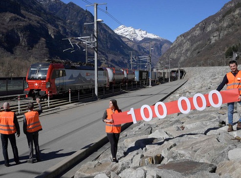 Centesimo treno merci attraverso il San Gottardo