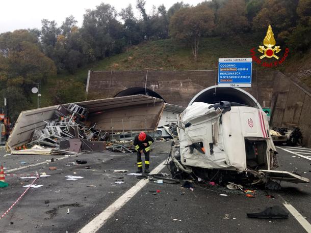 Frontale fra tir sulla A12, 2 morti fra Lavagna e Sestri Levante
