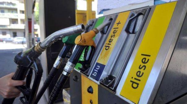 Ruba il gasolio alla ditta e lo rivende agli amici: otto denunciati