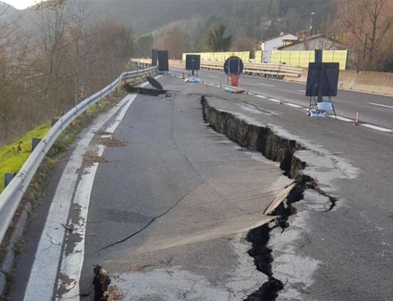Il viadotto ; a rischio crollo, la Procura lo chiude al traffico