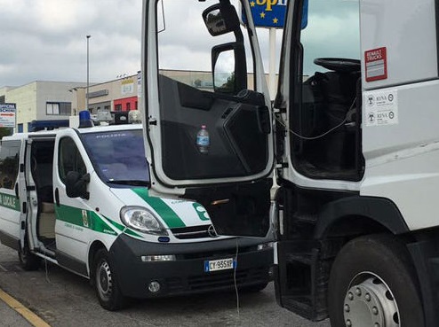 Guastalla, fermati due camion abusivi: merce sequestrata e multe per 8.400 euro