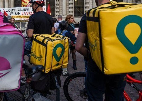 Firenze, rider assunti a tempo indeterminato: primo caso in Italia