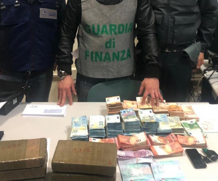 Bari, maxi sequestro al porto: nascosti in camion 7 kg di cocaina e 150mila euro