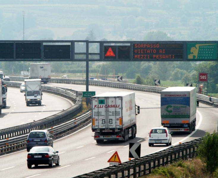 A4, revocato il divieto di sorpasso tra mezzi pesanti