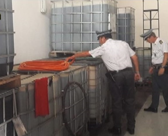 10 mila litri di gasolio agricolo in un'autorimessa: denunciato titolare per contrabbando e ricettazione