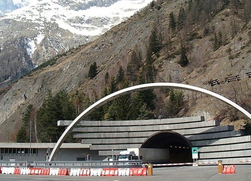 Il traforo del Monte Bianco chiude ai veicoli Euro 3