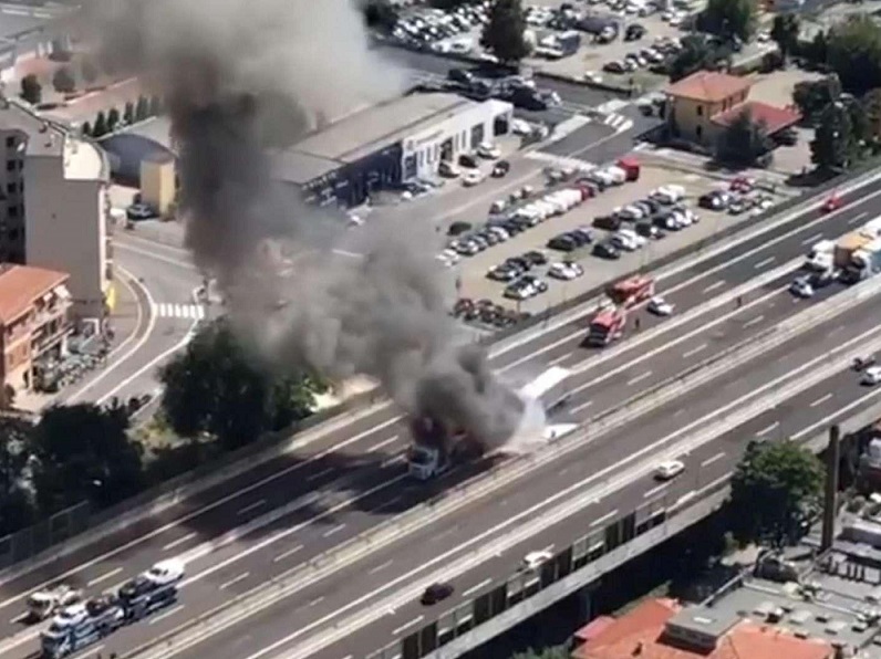 Bologna, Tir in fiamme dopo scontro sullʼautostrada A14: morto un autista