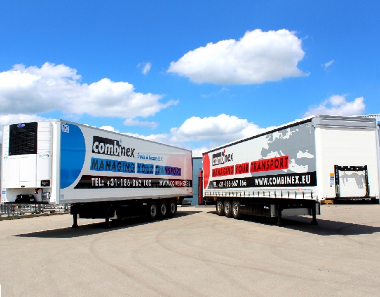Combinex si affida ai semirimorchi telonati e ai veicoli furgonati refrigerati di Kögel