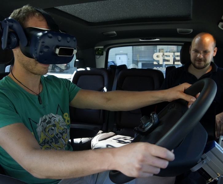 Daimler Trucks: conducenti di truck testano nuovi sistemi digitali dei veicoli grazie a un simulatore mobile