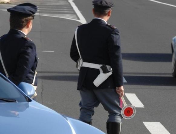 Trasporta persone sul pianale dell'autocarro in A14: nei guai il conducente