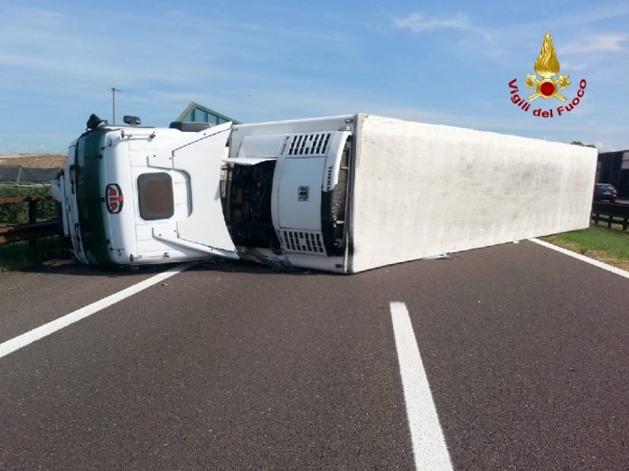 A22, un camion si ribalta ostruendo l'intera carreggiata