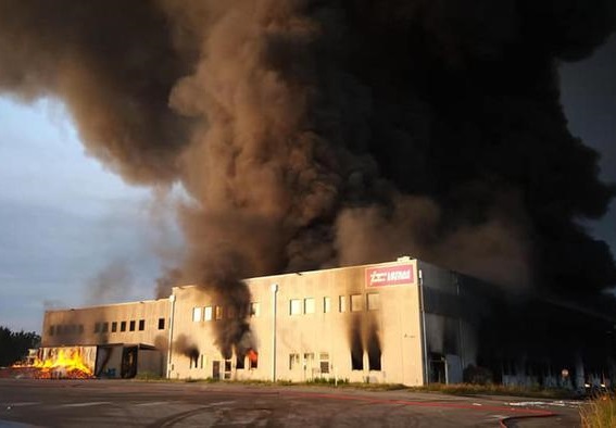 Maxi incendio in un magazzino di logistica a Faenza