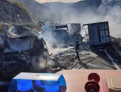 Inferno sull'Autofréjus: a fuoco tre Tir, morto un autista