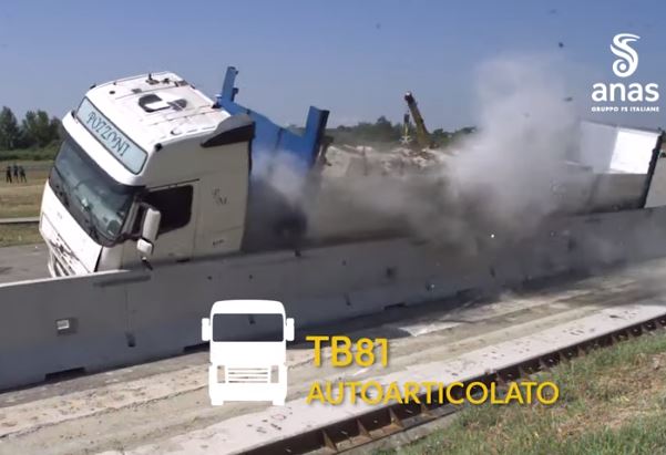 Nuova barriera dell'Anas supera il crash con mezzo pesante