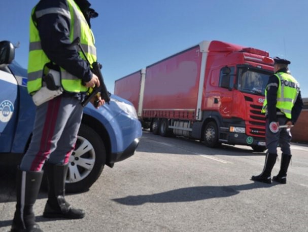 Emissioni inquinanti truccate, nei guai un camionista
