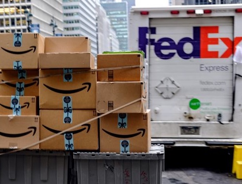 FedEx contro Amazon: chi vincerà la guerra delle spedizioni