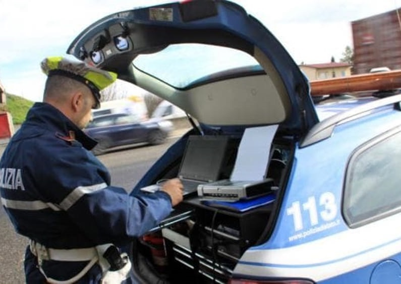 Centraline dei camion modificate per risparmiare, inquinamento alle stelle: nei guai 8 camionisti