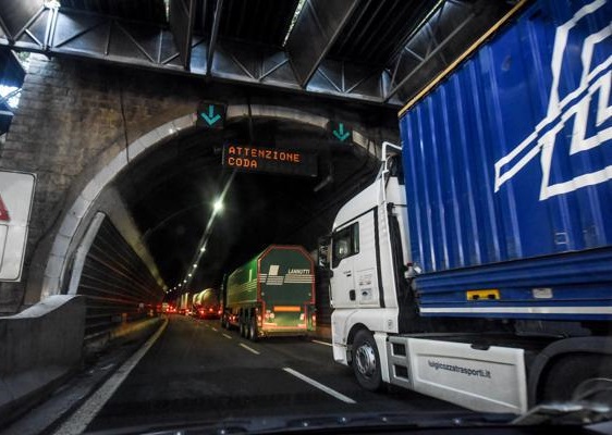 Unatras minaccia il blocco dei Tir