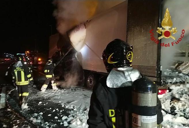 Camion a fuoco lungo l'A1: feriti due vigili del fuoco