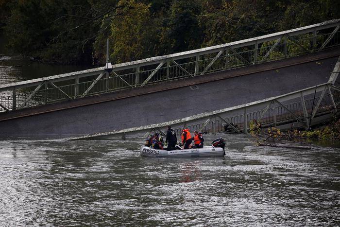 Tir troppo pesante, crolla ponte in Francia causando 2 morti