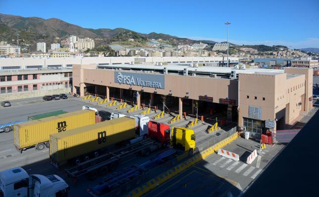 A Genova Pra' via i traghetti, solo container