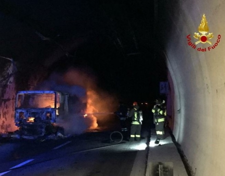 Savona, Tir brucia in galleria sull'autostrada A10