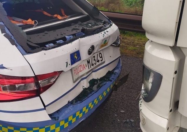 A22, camionista ubriaco sperona auto della polizia