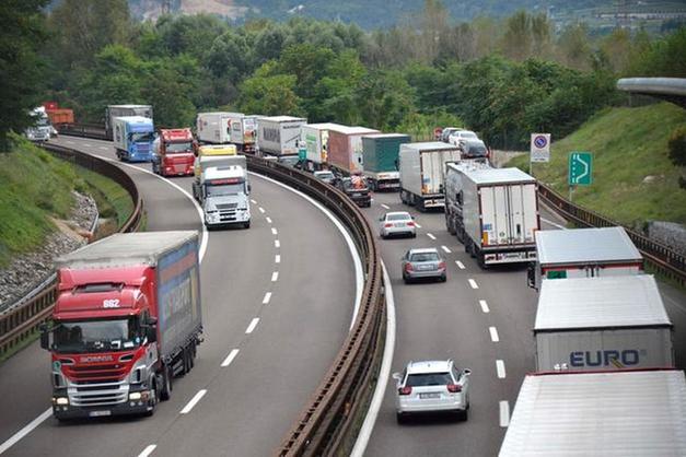 Caso Brennero: la soluzione non sono i divieti al transito ma flotte di tir rinnovate e tecnologiche