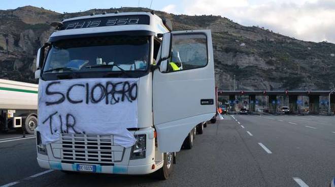 Sciopero dei settori logistica, tir e corrieri