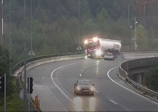 Slovenia, auto contro tir: il mezzo pesante precipita dal viadotto