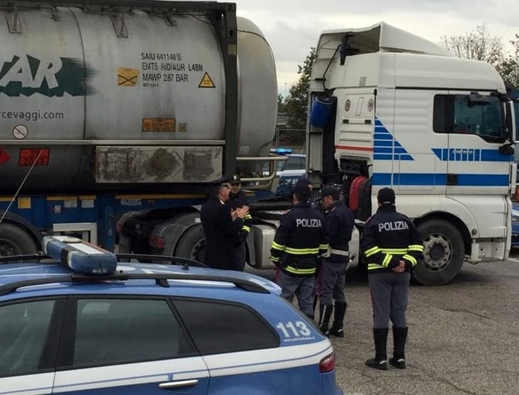 Padova: trasporto merci pericolose, un tir su due non è in regola