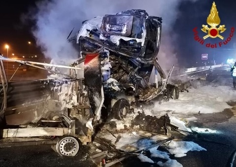 Incidente in A4, cisterna travolge autocarro ed esplode