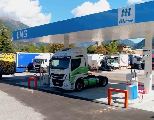Camion LNG bloccati nei piazzali perché l'Italia non ha il gas per rifornirli
