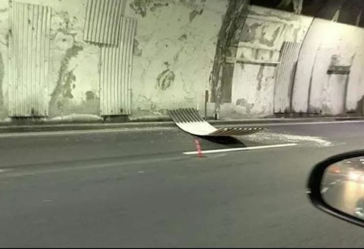 Si stacca lamiera da galleria dell'A26: colpito un Tir