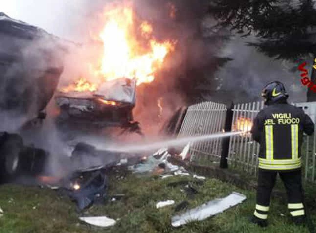 Incidente tra camion a Reggio Emilia: morto un camionista