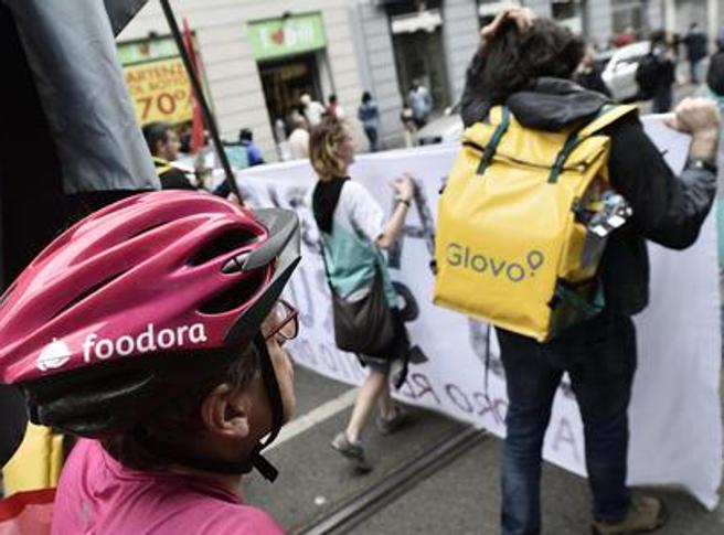 Torino, raffica di controlli e multe ai rider