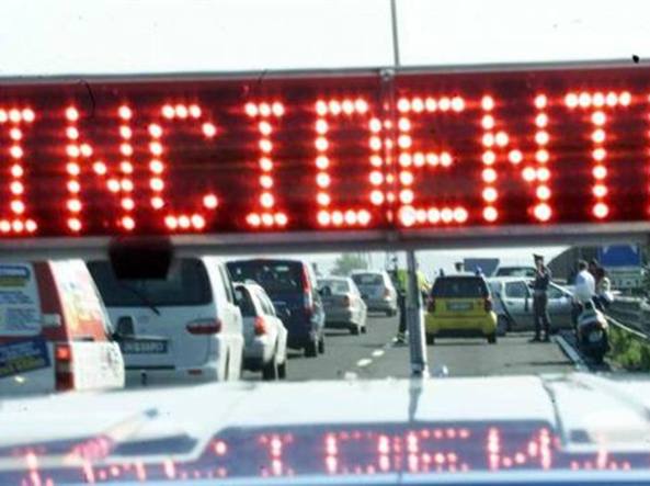 Caos in A1, frontale tra due camion: code di 9 chilometri