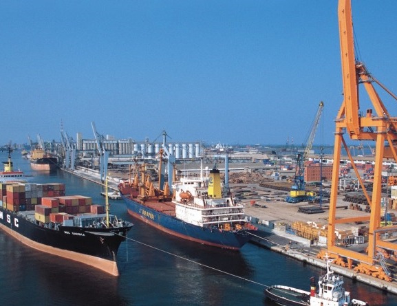 Calano le merci movimentate nel porto di Ravenna