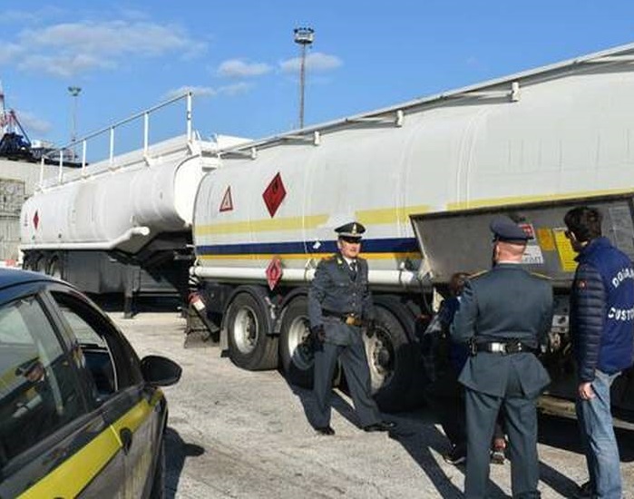 Caserta, camion con 26mila litri di gasolio di contrabbando: 2 denunce