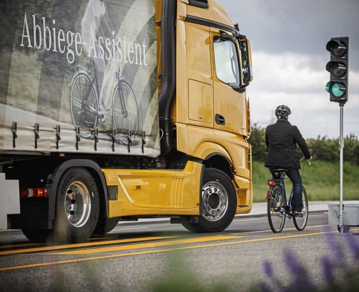 Austria: arriva il divieto di svolta a destra per i veicoli di massa superiore alle 7,5 t.