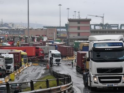 Il porto di Genova al collasso: sospese le attività nel primo molo italiano