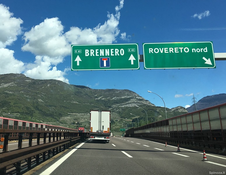 Mezze verità e intere bugie: un dossier racconta cosa si nasconde dietro i divieti al Brennero