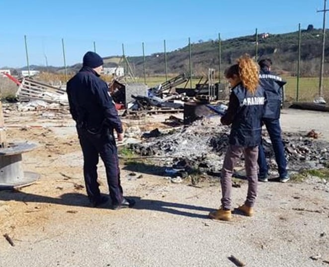 Discarica abusiva di rifiuti nel piazzale di una ditta di autotrasporti a Collecorvino