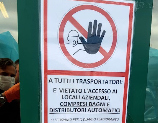 Coronavirus e trasporto merci, spuntano i cartelli di divieto nei punti di carico e scarico
